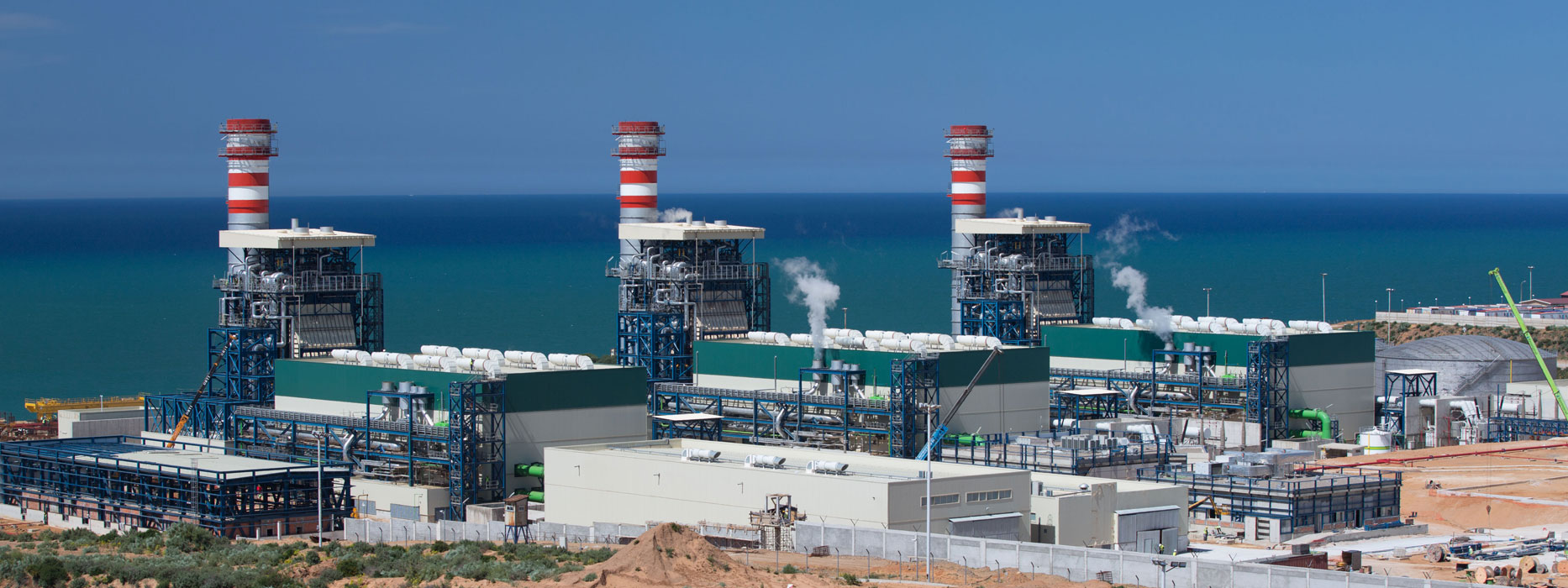 GuD-Kraftwerk Koudiet - 1200 MW. Montage von Geräten und Rohrleitungen der Hilfsdienste (BOP)