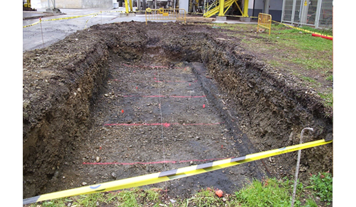 Excavation with retention of the ground by means of the driving-in of piles and fencing around the perimeter