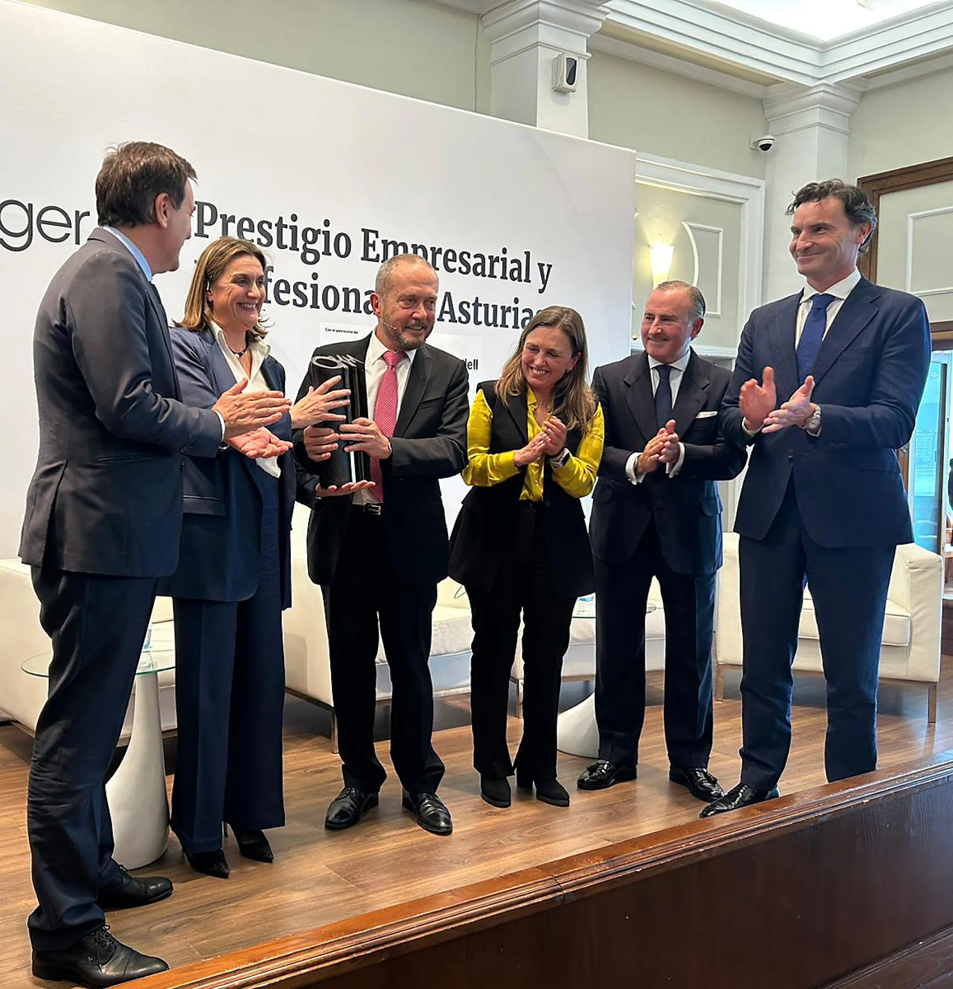 El presidente del Grupo ISASTUR, Fernando Alonso, recibe el XXVIII Premio ASTURmanager