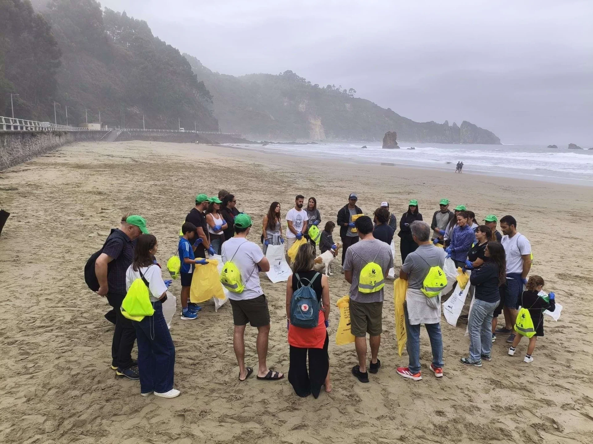 ISASTUR participa junto a COGERSA y Universal Plastic en una jornada en equipo contra la contaminación marina