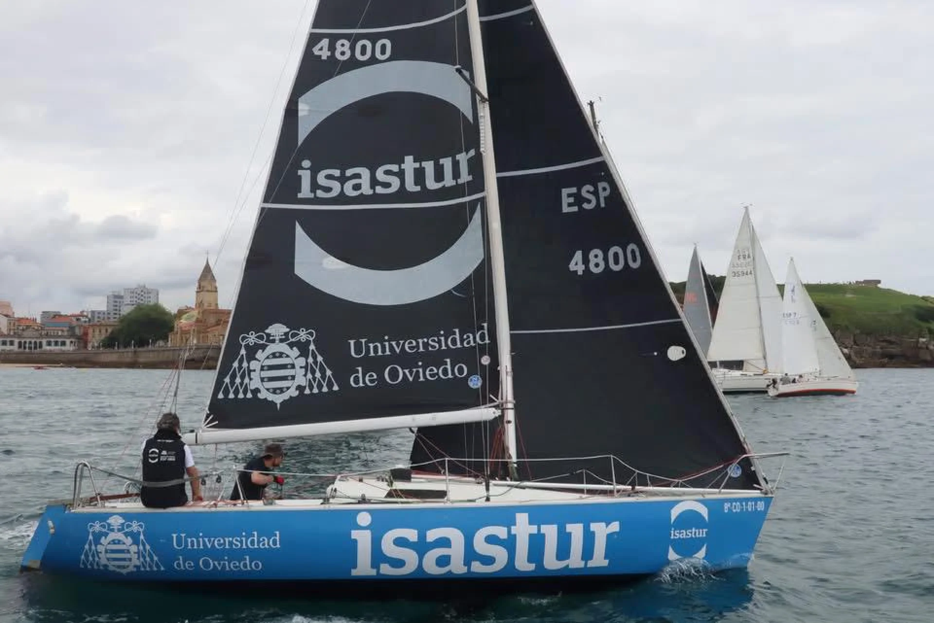 El 'Universidad-ISASTUR' se impone en la Bahía de Gijón