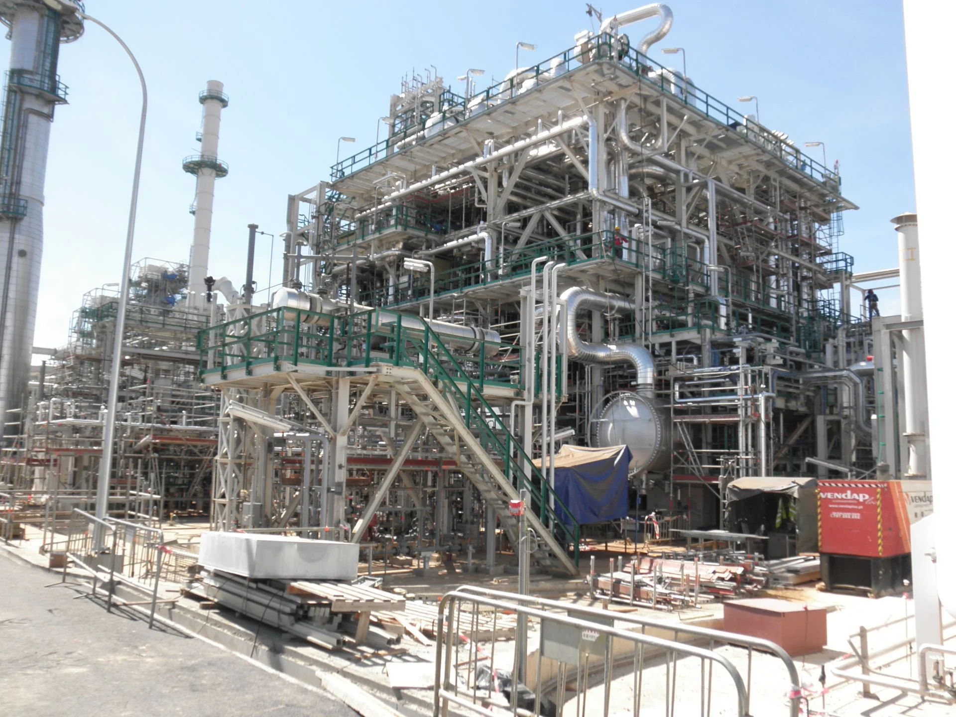 Proyecto Ampliación Refinería GALP Sines. Montaje mecánico de la Unidad de Desmineralización de Agua y de la Unidad de Recuperación de Azufre (SRU)