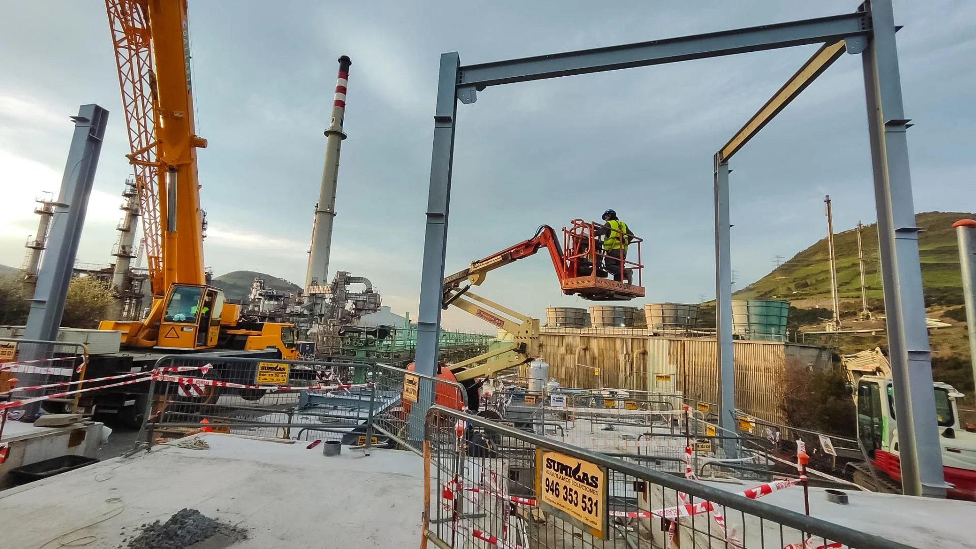 Montaje electromecánico del nuevo electrolizador de 2,5 MW a instalar en Refinería PETRONOR
