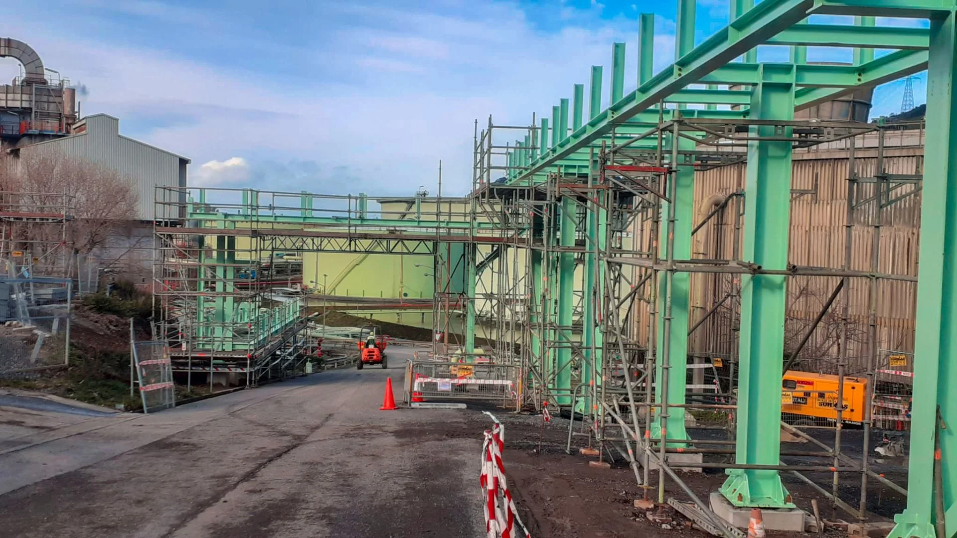 Montaje electromecánico del nuevo electrolizador de 2,5 MW a instalar en Refinería PETRONOR