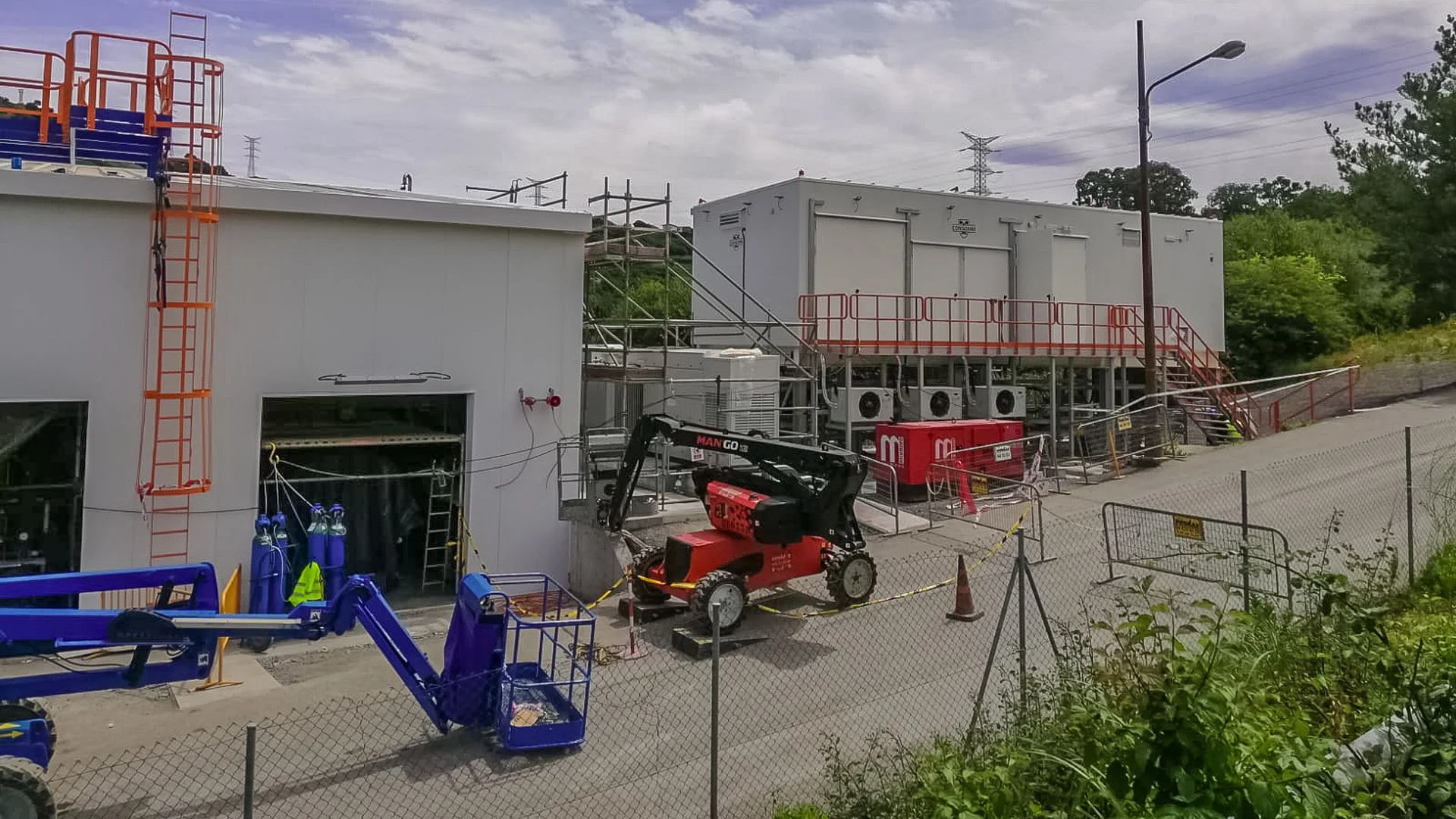 Montaje electromecánico del nuevo electrolizador de 2,5 MW a instalar en Refinería PETRONOR