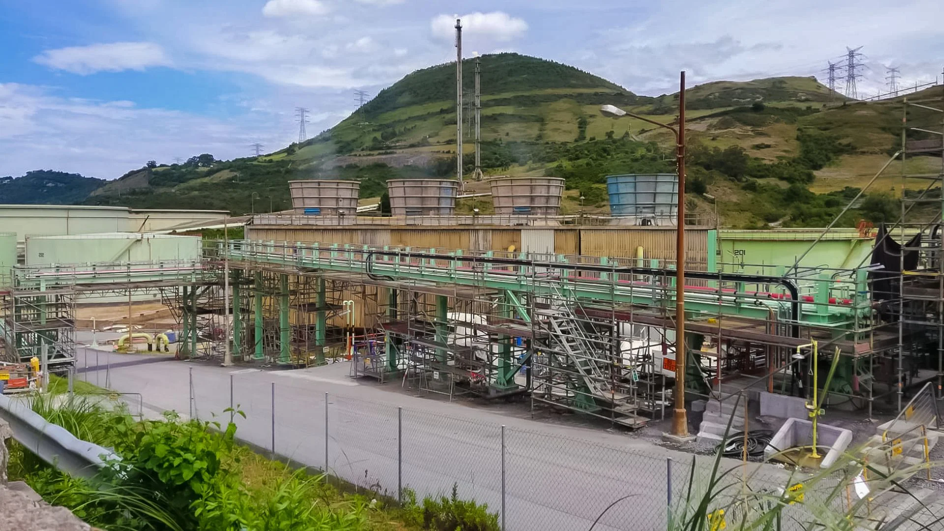 Montaje electromecánico del nuevo electrolizador de 2,5 MW a instalar en Refinería PETRONOR